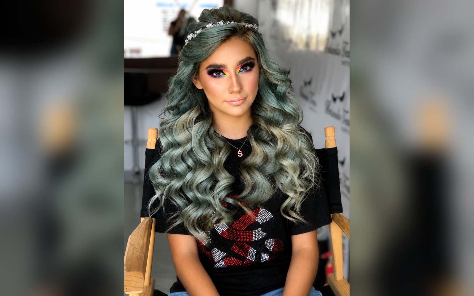 10_social_makeup_1600x1000_blur