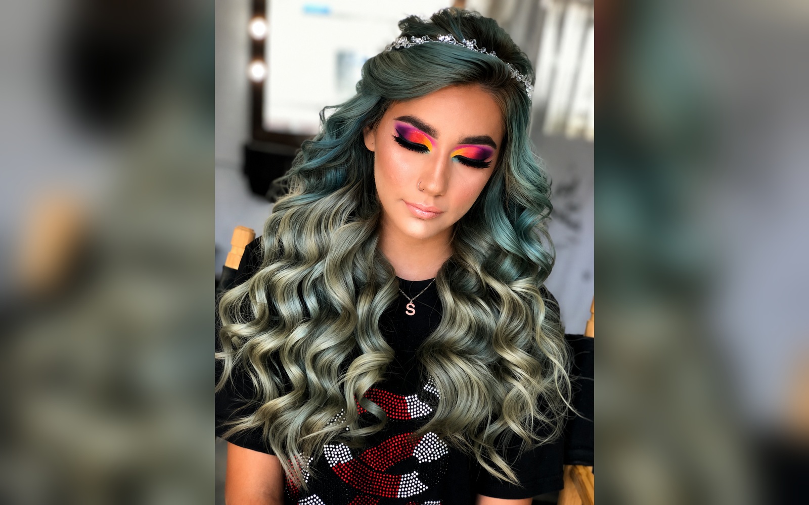 11_social_makeup_1600x1000_blur